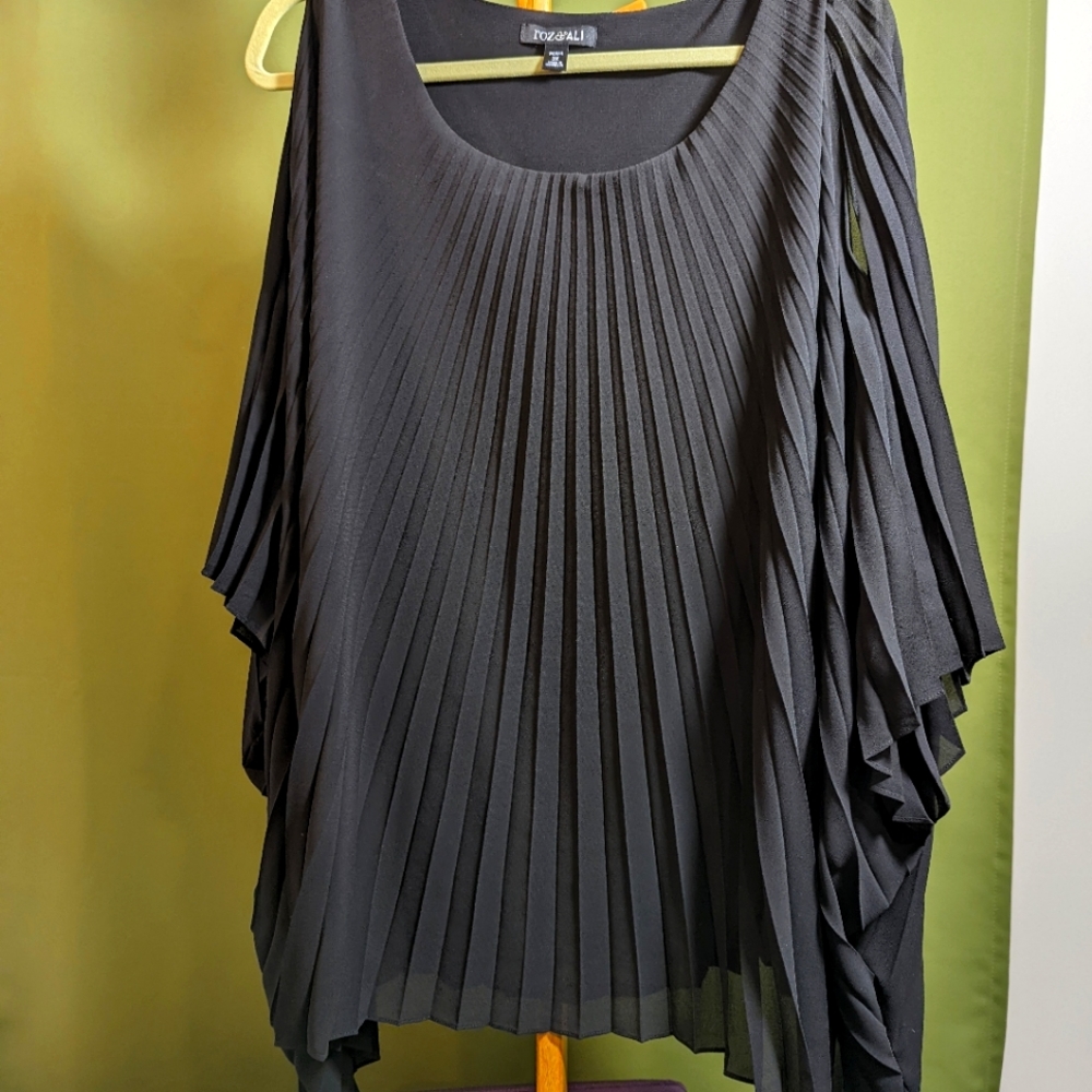 Woman's Roz+Ali Cape Black 3x